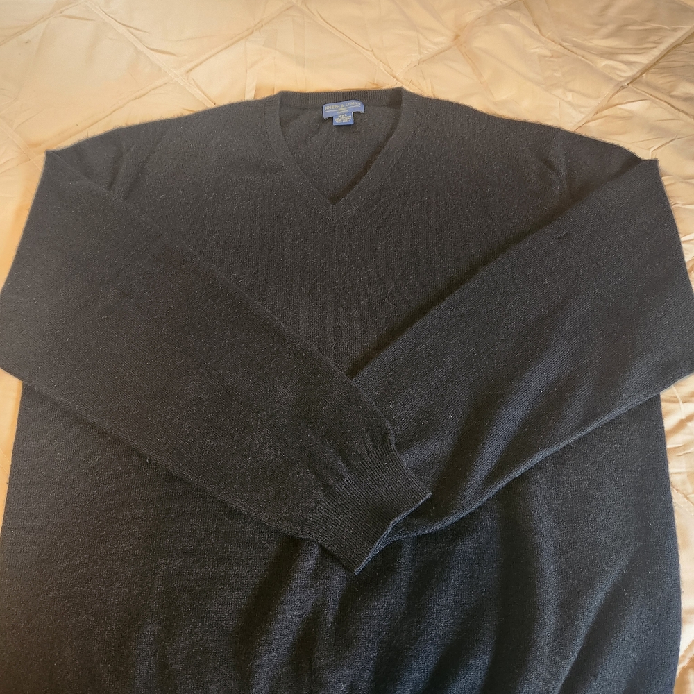 Elegant 100% Cashmerr Black V-Neck Sweater for Men